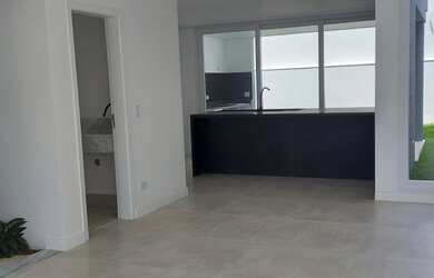 Imagem: A casa em condomínio possui 4 Dormitórios, 5 Banheiros, 2