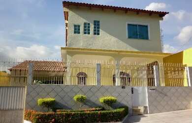 Imagem: A casa possui 3 Dormitórios, 3 Banheiros, 4 Vagas na garagem