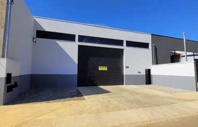 Imagem: O depósito possui 5 Vagas na garagem, 525m² de Área e está