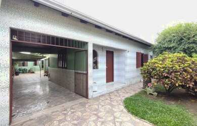 Imagem: A casa possui 3 Dormitórios, 3 Banheiros, 3 Vagas na garagem