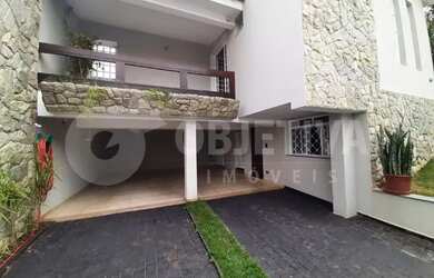 Imagem: A casa possui 4 Dormitórios, 4 Banheiros, 4 Vagas na garagem