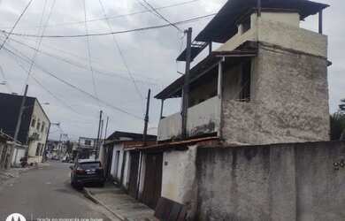 Imagem: A casa possui 1 Dormitório, 2 Banheiros, 1 Vaga na garagem