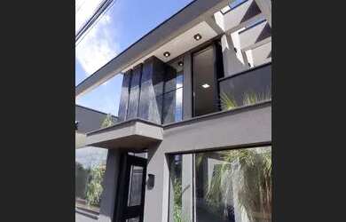 Imagem: A casa em condomínio possui 4 Dormitórios, 5 Banheiros, 4