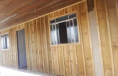 Imagem: A casa possui 2 Dormitórios, 1 Banheiro e 1 Vaga na garagem