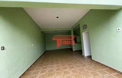 Imagem: A casa possui 3 Dormitórios, 2 Banheiros, 2 Vagas na garagem