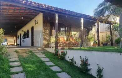 Imagem: A casa possui 3 Dormitórios, 1 Banheiro, 5 Vagas na garagem