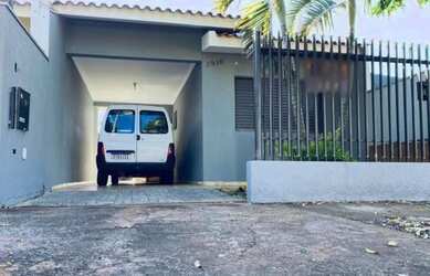 Imagem: A casa possui 4 Dormitórios, 3 Banheiros, 1 Vaga na garagem
