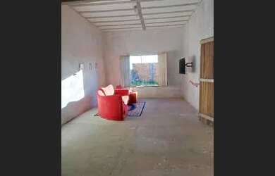 Imagem: A casa possui 1 Dormitório, 1 Banheiro, 3 Vagas na garagem