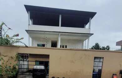 Imagem: A casa possui 5 Dormitórios, 3 Banheiros e 4 Vagas na garagem