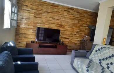 Imagem: A casa possui 2 Dormitórios, 1 Banheiro, 1 Vaga na garagem