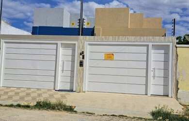 Imagem: A casa possui 3 Dormitórios, 2 Banheiros, 2 Vagas na garagem