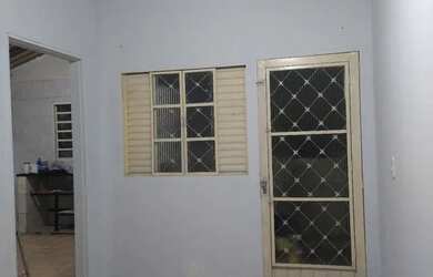 Imagem: A casa possui 1 Dormitório, 1 Banheiro, 1 Vaga na garagem