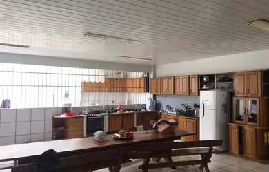 Imagem: A casa possui 3 Dormitórios, 1 Banheiro, 3 Vagas na garagem