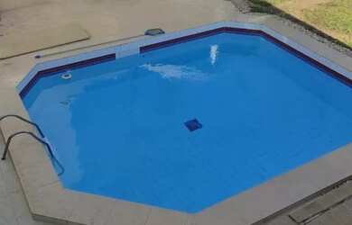 Imagem: A casa possui 5 Dormitórios, Acomodam 15 pessoas, 4 Vagas na