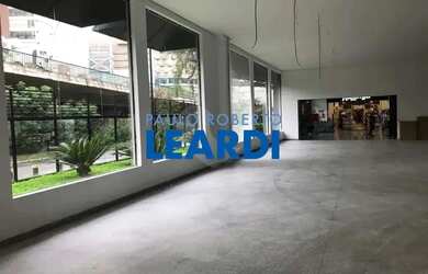 Imagem: O depósito possui 437m² de Área e está localizado em Água