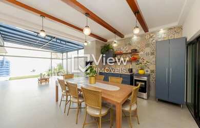 Imagem: A casa possui 4 Dormitórios, 3 Banheiros, 4 Vagas na garagem