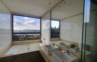 Imagem 13: Casa para locação, 4 quartos, 2 suítes e 2 semi, DCE, quintal, ótimo acabamento, linda vis