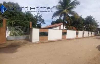 Imagem: A casa possui 4 Dormitórios, 2 Banheiros, 5 Vagas na garagem