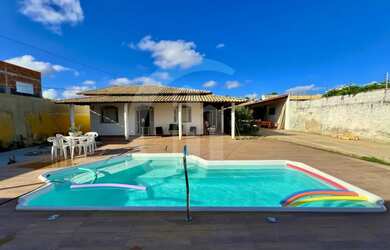 Imagem: A casa possui 4 Dormitórios, 2 Banheiros, 5 Vagas na garagem