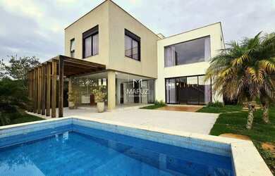 Imagem: A casa possui 3 Dormitórios, 3 Banheiros, 4 Vagas na garagem