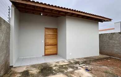 Imagem: A casa possui 2 Dormitórios, 2 Banheiros, 2 Vagas na garagem