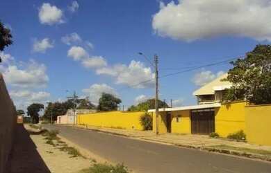 Imagem: A casa possui 4 Dormitórios, 5 Banheiros, 300m² de Área e