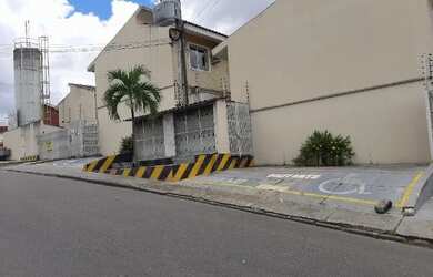 Imagem: A casa possui 2 Dormitórios, 2 Banheiros, 1 Vaga na garagem