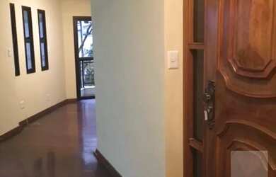 Imagem: O apartamento possui 3 Dormitórios, 1 Banheiro, 2 Vagas na