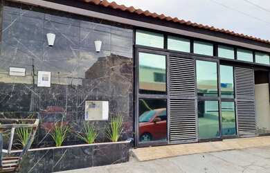 Imagem: A casa possui 3 Dormitórios, 2 Banheiros, 3 Vagas na garagem