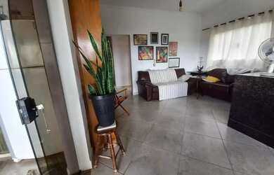 Imagem: A casa possui 3 Dormitórios, 3 Banheiros, 4 Vagas na garagem