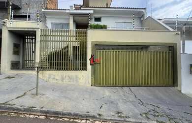 Imagem: A casa possui 3 Dormitórios, 3 Banheiros, 2 Vagas na garagem