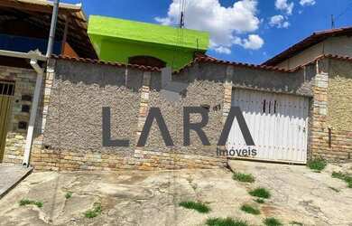 Imagem: A casa possui 2 Dormitórios, 1 Banheiro, 2 Vagas na garagem