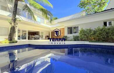 Imagem: A casa possui 4 Dormitórios, 5 Banheiros, 2 Vagas na garagem