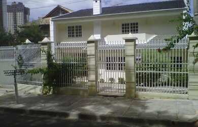 Imagem: A casa possui 4 Dormitórios, 4 Banheiros, 4 Vagas na garagem