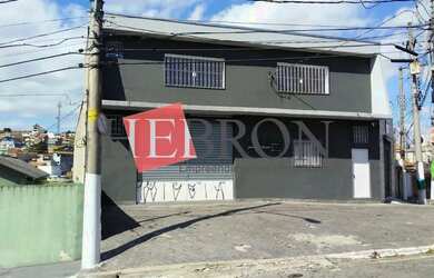 Imagem: O depósito possui 1 Vaga na garagem e 653m² de Área e está