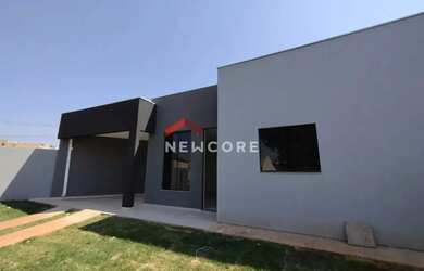 Imagem: A casa possui 3 Dormitórios, 2 Banheiros, 2 Vagas na garagem