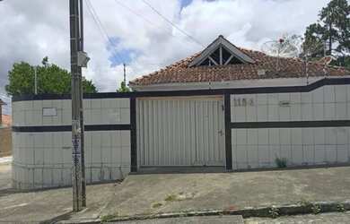 Imagem: A casa possui 4 Dormitórios, 3 Banheiros, 3 Vagas na garagem