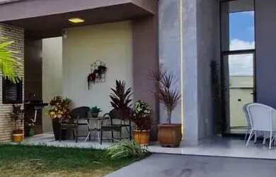 Imagem: A casa possui 3 Dormitórios, 3 Banheiros, 2 Vagas na garagem