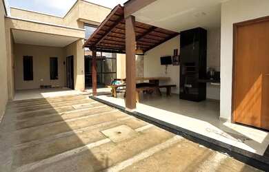 Imagem: A casa possui 2 Dormitórios, 1 Banheiro, 2 Vagas na garagem