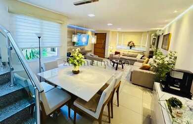 Imagem: A casa possui 3 Dormitórios, 4 Banheiros, 5 Vagas na garagem