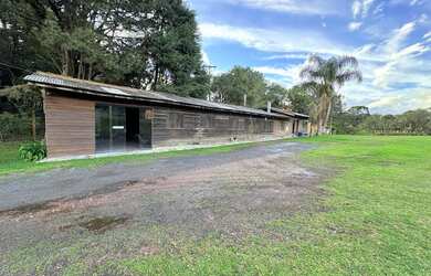 Imagem: A pousada chalé possui Acomodam 30 pessoas, 5 Vagas na garagem