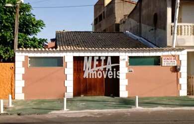 Imagem: A casa possui 3 Dormitórios, 1 Banheiro, 1 Vaga na garagem