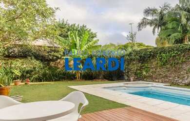 Imagem: A casa possui 4 Dormitórios, 5 Banheiros, 4 Vagas na garagem