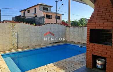 Imagem: A casa possui 3 Dormitórios, 4 Banheiros, 3 Vagas na garagem