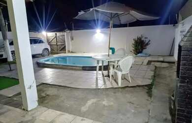 Imagem: A casa possui 3 Dormitórios, 2 Banheiros, 2 Vagas na garagem