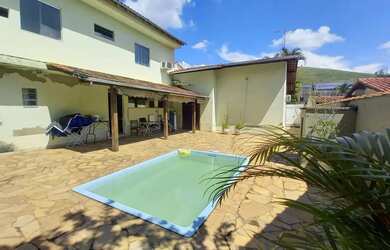 Imagem: A casa possui 4 Dormitórios, 3 Banheiros, 2 Vagas na garagem