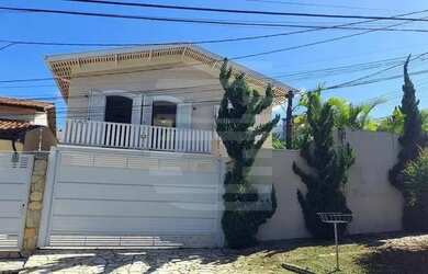 Imagem: A casa possui 3 Dormitórios, 3 Banheiros, 2 Vagas na garagem