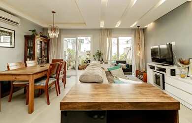 Imagem: A casa possui 3 Dormitórios, 4 Banheiros, 5 Vagas na garagem