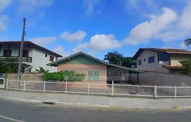 Imagem: A casa possui 4 Dormitórios, 2 Banheiros, 2 Vagas na garagem