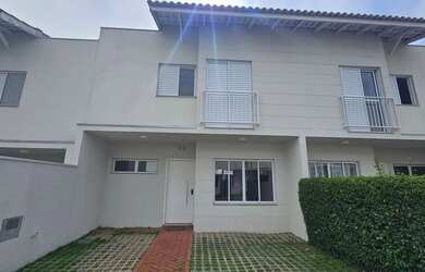 Imagem: A casa possui 3 Dormitórios, 3 Banheiros, 2 Vagas na garagem